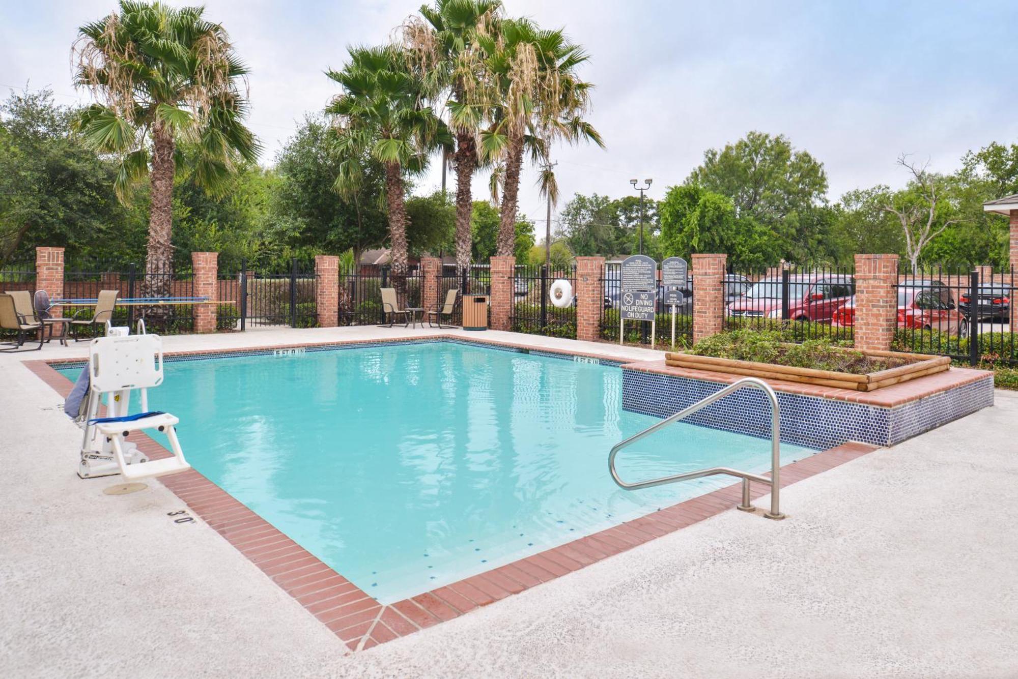 Holiday Inn Express & Suites San Antonio South Kültér fotó